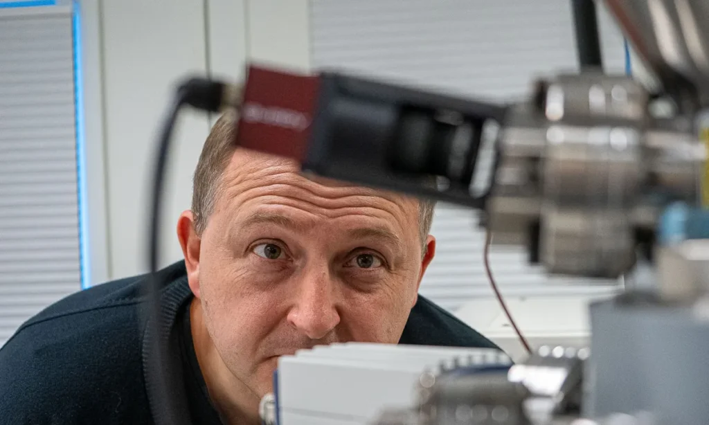 Revolutionerende dansk forskning: Edderkoppespind kan erstatte plastik i dit undertøj