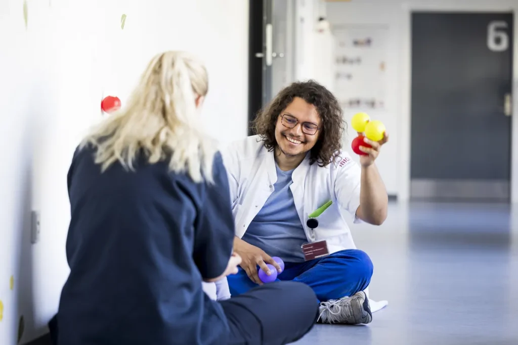 Sundhedspersonale bruger farverige træningsredskaber til genoptræning under Åbent Hospital arrangement
