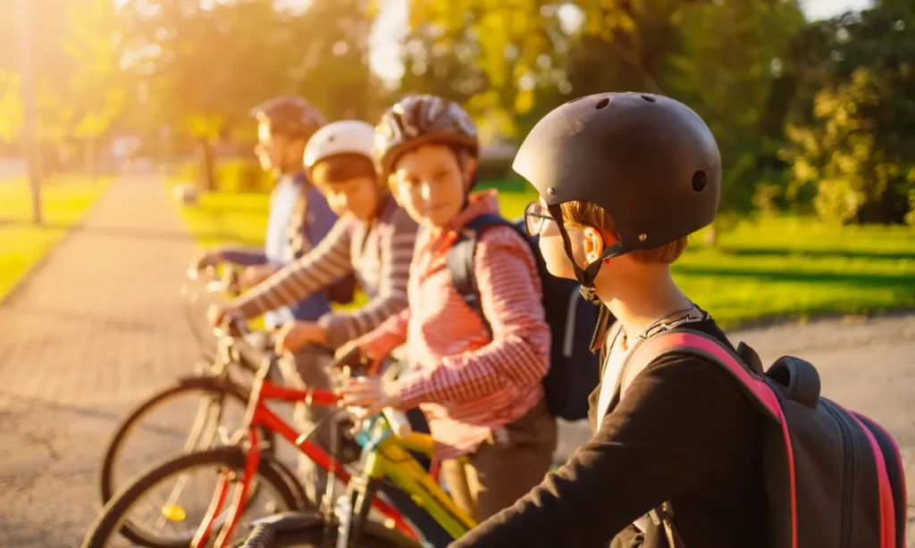 Stor stigning i skader i august, når skolegårde og fodboldbaner igen fyldes med børn.
