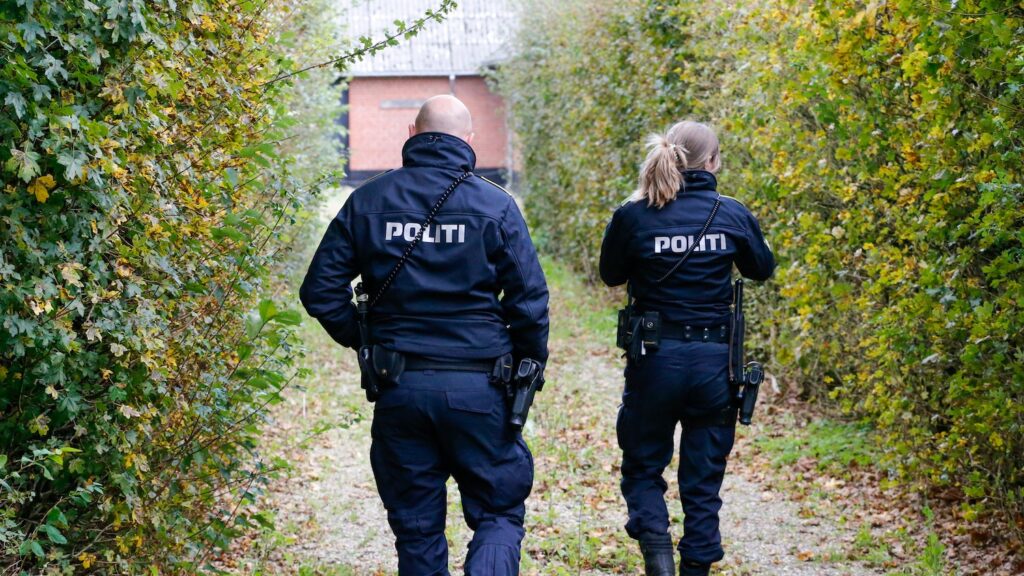 Politi massivt til stede i Kølvrå og Karup – borgere bedes give plads