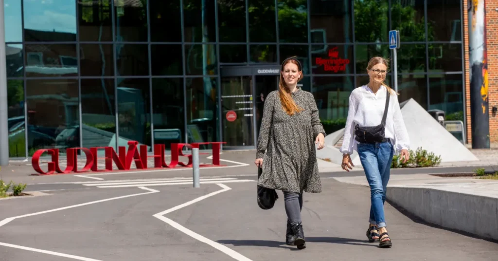 Morgensang i Gudenåhuset inviterer til fællesskab og højskolesang