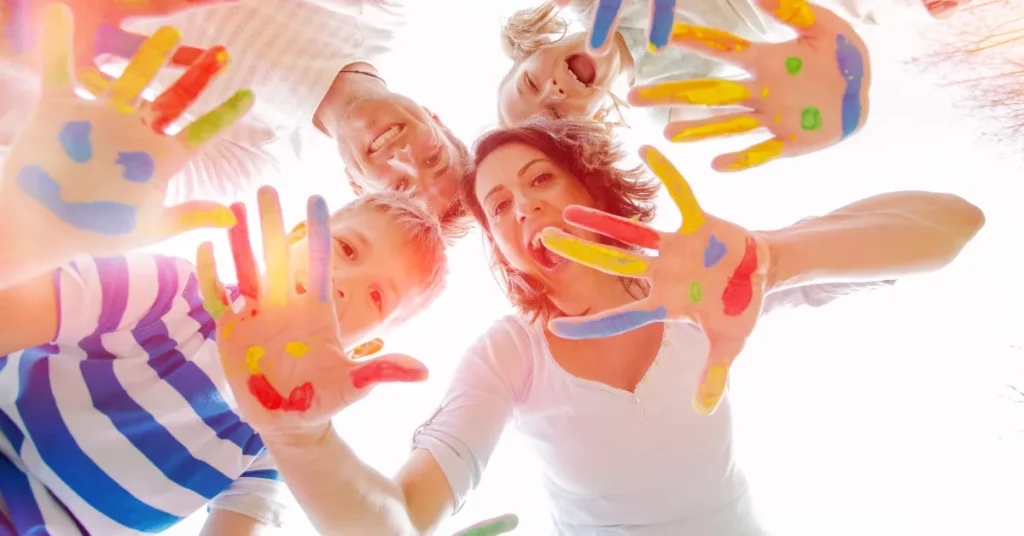 Glimmer og rysteglas: Viborg Kunsthal inviterer familier til kreativt drop-in værksted