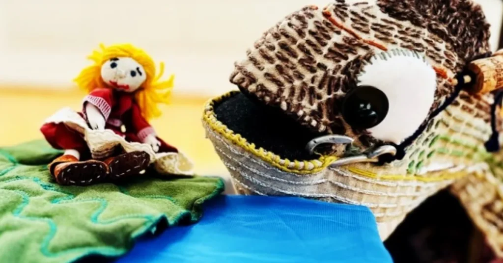 Dukketeater Tommelise spilles af Ishoej Teater paa Hovedbiblioteket Bjerringbro Skals og Stoholm Biblioteker samt i Jethallen i Karup