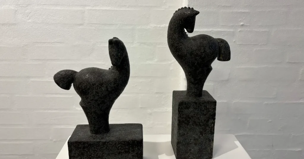 Keramik med spor af tang og muslingeskaller: Stoholm-kunstner udstiller i Bjerringbro