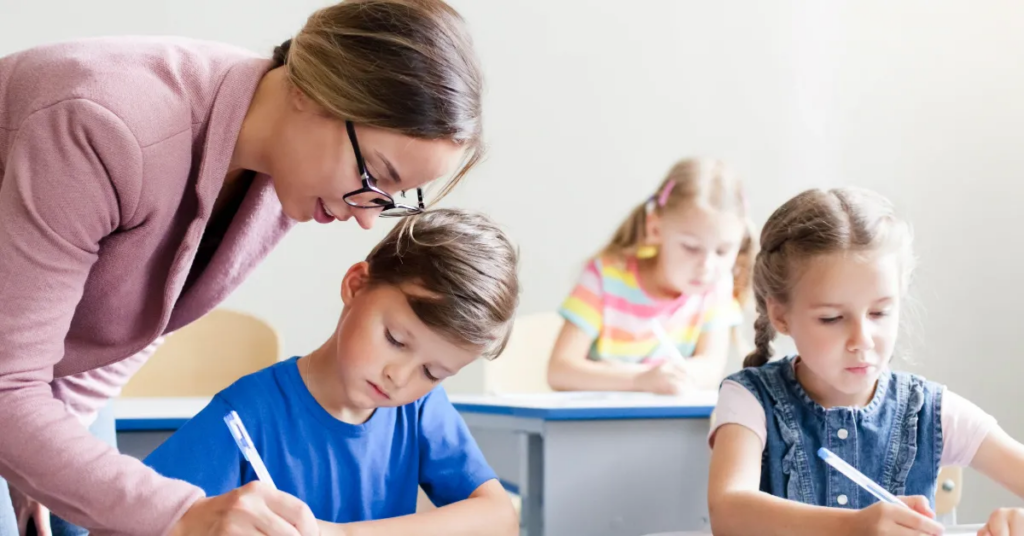 Ny aftale om skolefravær: Kommunerne skal gribe ind tidligere – og tættere på børnene