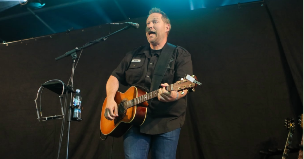 Martin Kanstrup rykker ind på Paletten: Hverdagen bliver til comedy med thybomål og musik