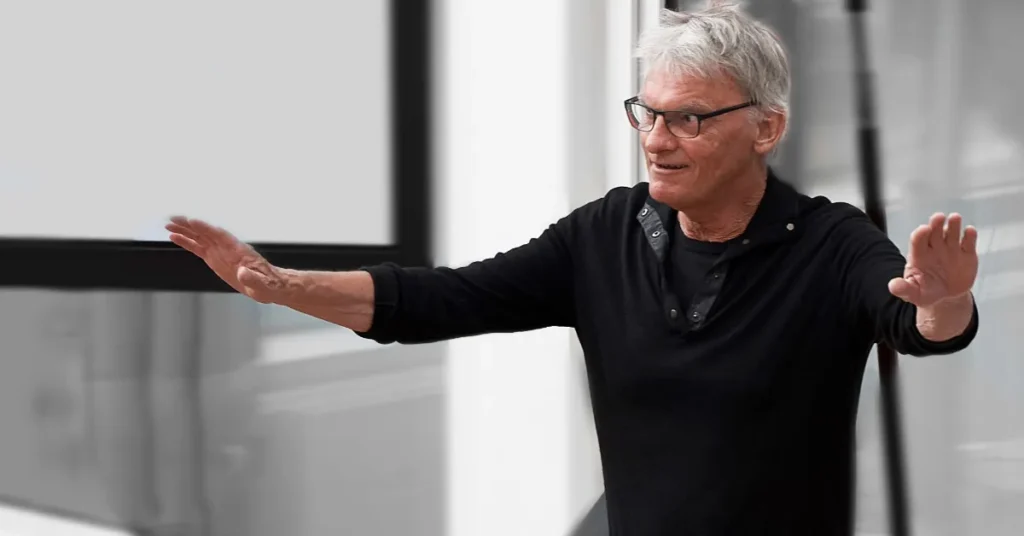 De syngende nyheder lander i Bjerringbro: Fællessang og satire i Gudenåhuset