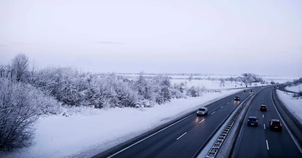 Vinteren har tæret på vejene: Slaghuller og slidte vejstriber dukker frem i foråret