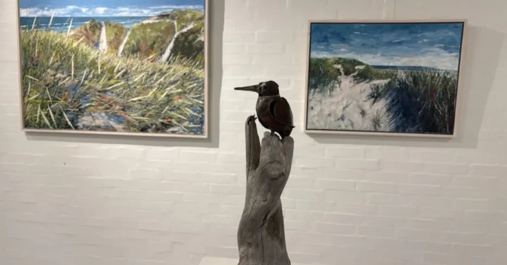 Landskabsmaleri og fugleskulpturer i Gudenåhuset