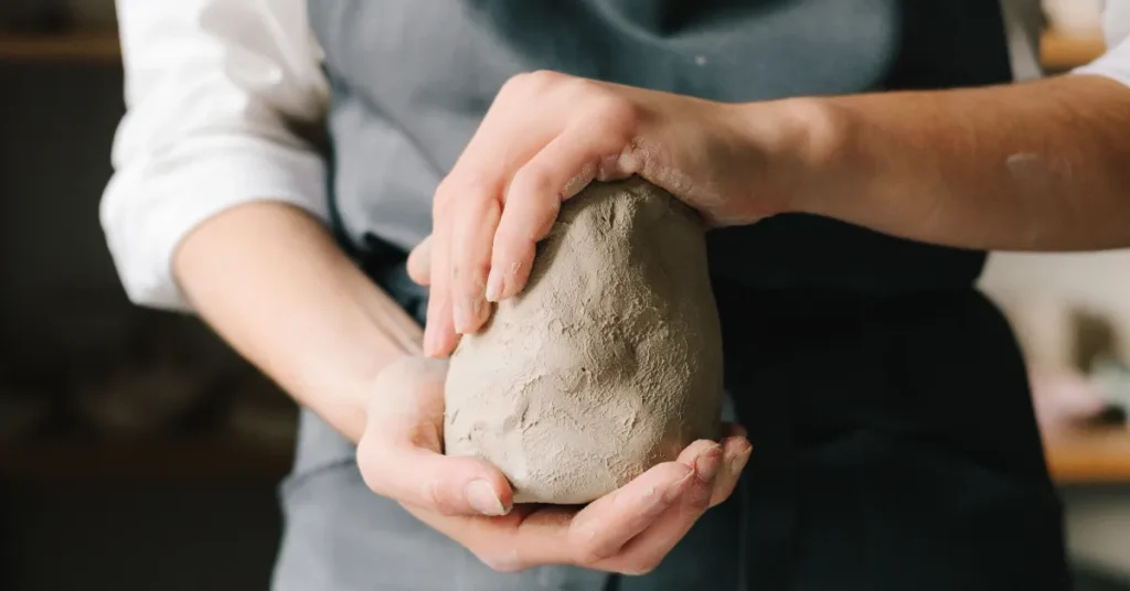 Familier kan forme deres eget bjørnedyr i ler på Viborg Kunsthal