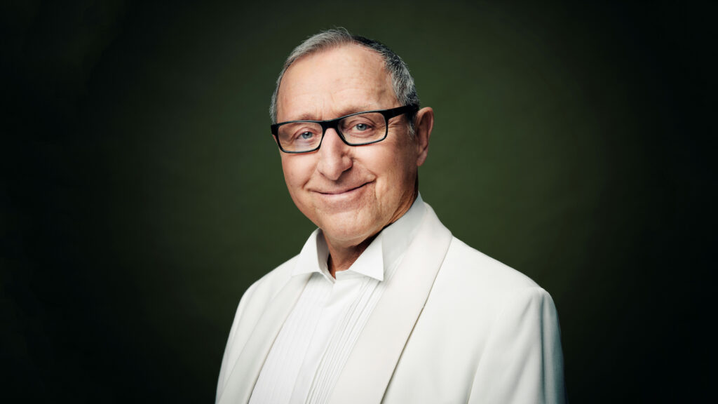 Showbiz, fald og forståelse: Finn Nørbygaard holder foredrag i Gudenåhuset