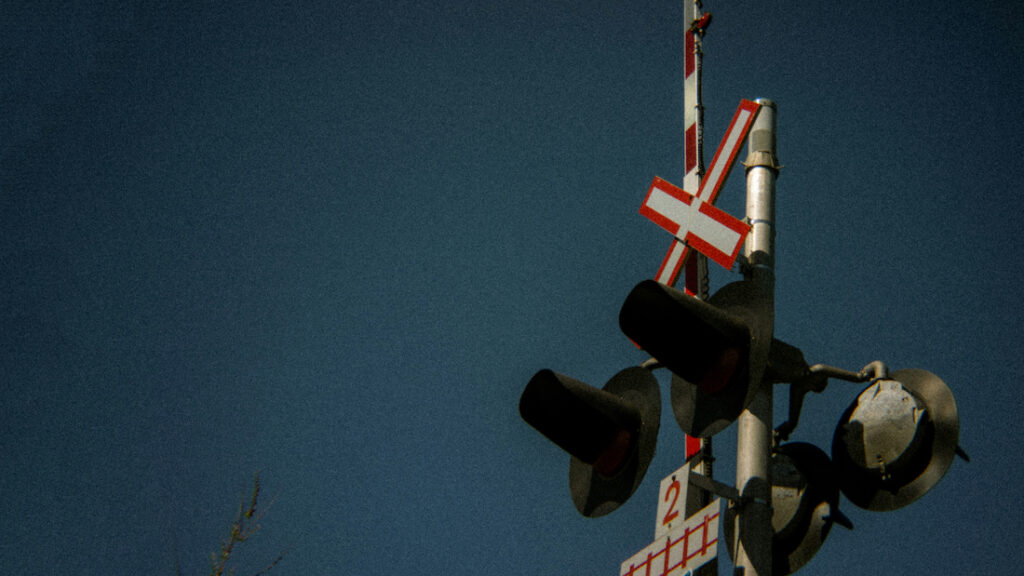Danskerne kører mere forsigtigt ved togskinner efter voldsomme ulykker